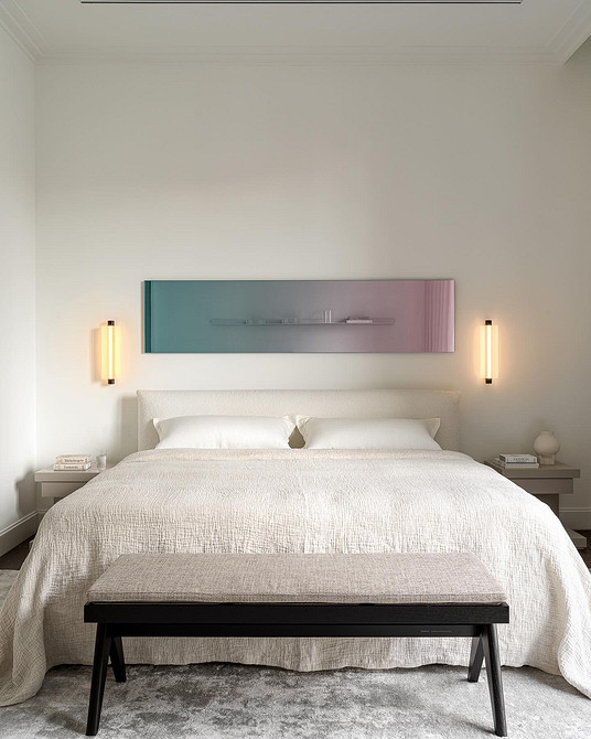 Zieleń w sypialni Przytulna sypialnia z białymi meblami i zielonymi roślinami. Świeżość i harmonia.