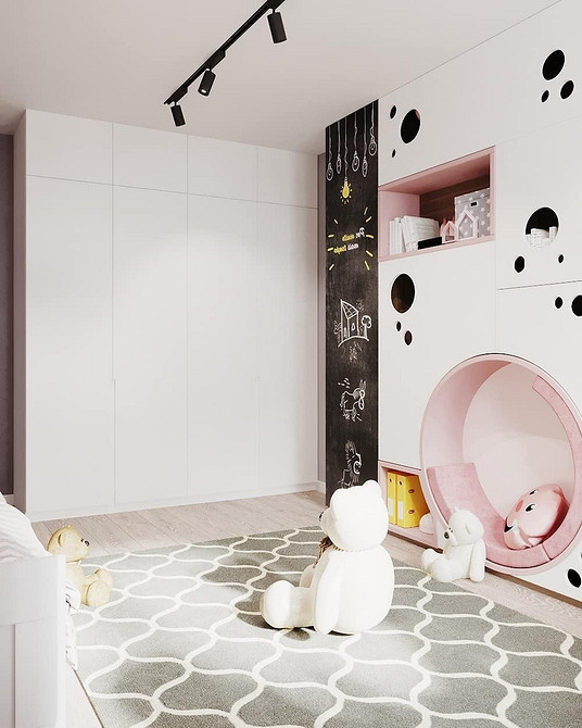 Naturalny akcent Biała sypialnia z drewnianymi elementami i naturalnymi kolorami w minimalistycznym stylu.