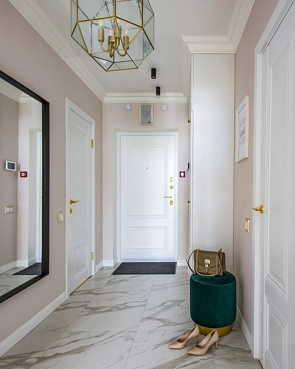 Sztuka na ścianach Jasna sypialnia z białymi meblami i obrazami na ścianach nadającymi jej indywidualny charakter.