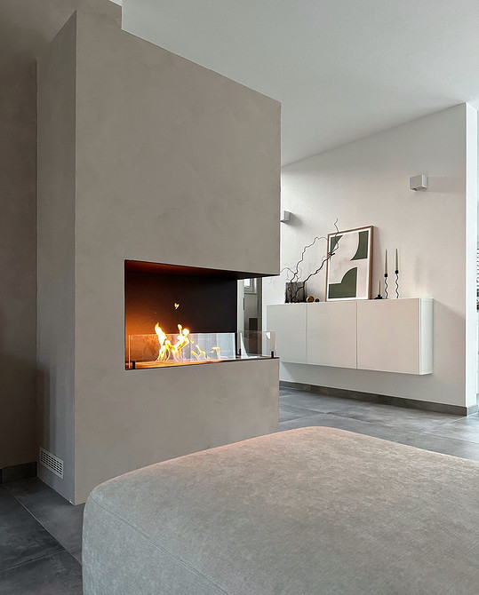 Skandynawska Kuchnia Stylowa kuchnia z białymi frontami i drewnianym blatem w stylu skandynawskim.