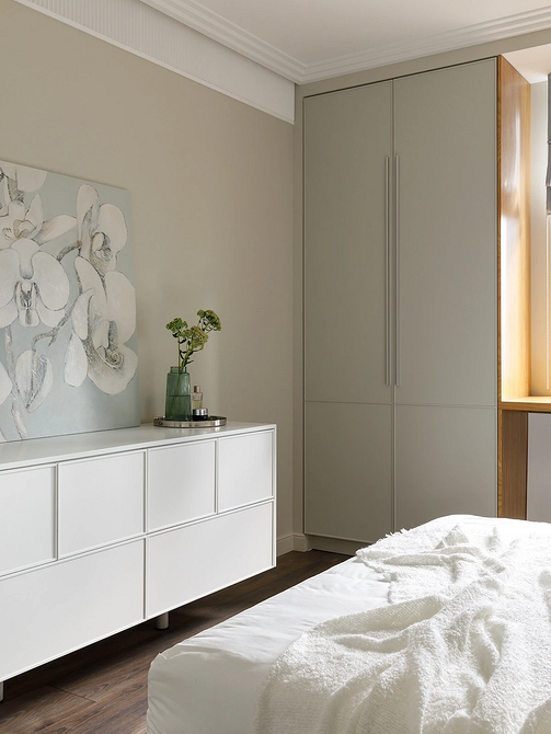 Jasna sypialnia Jasna sypialnia z białymi meblami. Minimalistyczny design w małej przestrzeni.