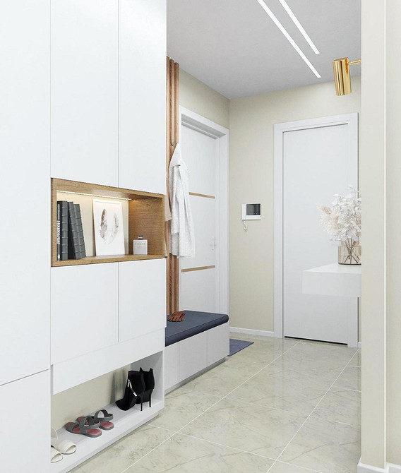 Białe łóżko, barwne sny! Białe łóżko w sypialni z kolorowymi akcentami na ścianach i pościeli.