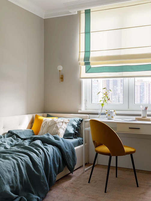 Unikalny design Jasna sypialnia z białymi meblami: Dekoracje i kolorowe akcenty w aranżacji.