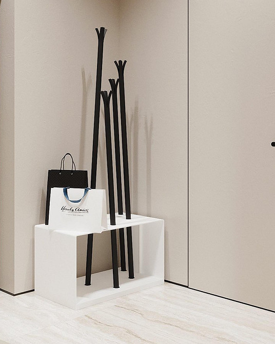 Biel i natura Przytulna biała sypialnia z roślinami i żywymi elementami dekoracyjnymi.