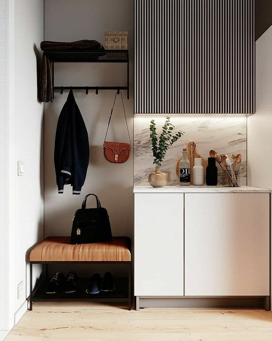 Pościel ma znaczenie! Biała szafka nocna w sypialni z kolorową pościelą podkreślającą styl pokoju.