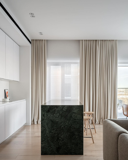 Białe biurko: Inspiracja Gabinet z białym biurkiem: minimalizm 2026 dla produktywnej pracy i inspiracji.