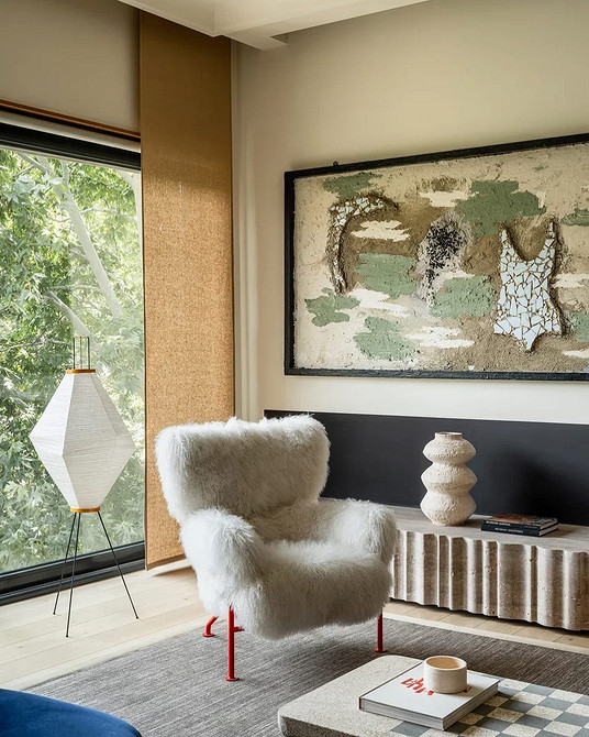 Biel w przedpokoju Przedpokój z białą szafą: minimalizm 2026, lustro dla wygody i wizualnego powiększenia.