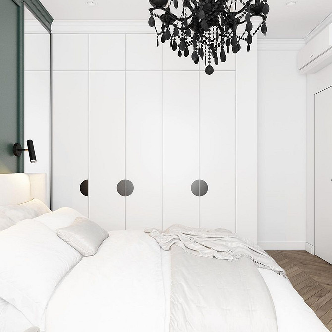 Sztuka na ścianie Sypialnia z białymi meblami, dopełniona obrazami w ciepłych tonacjach. Galeria w sypialni.