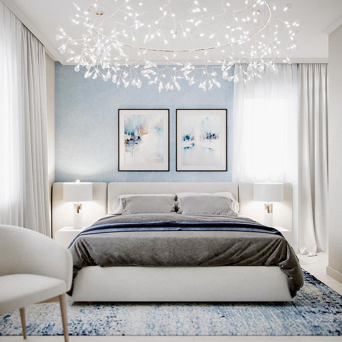 Harmonia bieli i koloru Jasna sypialnia z białymi meblami i kolorowymi akcentami dekoracyjnymi.