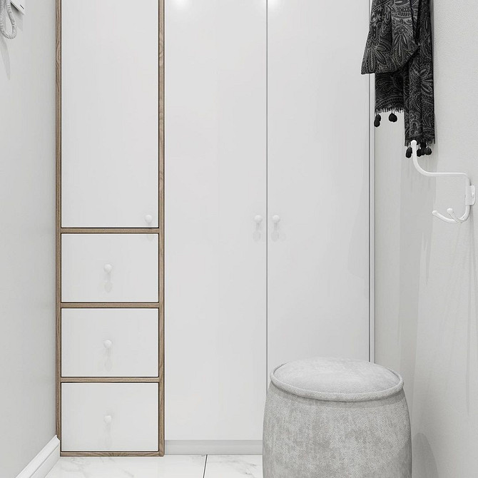 Graj kolorami! Biała sypialnia z kolorowymi krzesłami wnoszącymi radosny akcent do pokoju.