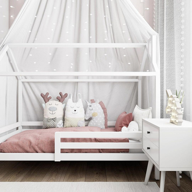 Kolor w bieli Biała sypialnia z kolorowymi poduszkami i dekoracjami ożywiającymi minimalistyczne wnętrze.