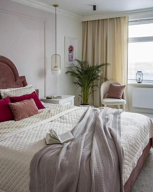 Kolor w białej sypialni Białe meble w sypialni: Kolorowe akcenty w nowoczesnym wnętrzu.