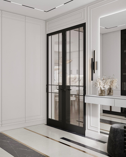 Światło i biel Jasna sypialnia z białymi szafkami nocnymi i lampkami dającymi ciepłe światło.