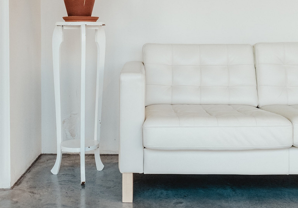 Biała Sofa: Wybór Biała sofa: czy to dobry wybór do salonu? Porady i inspiracje.