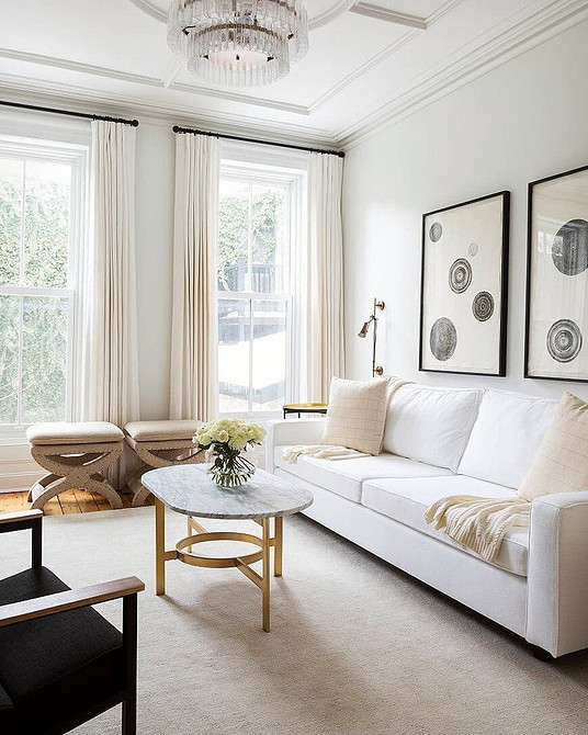 Biała Sofa: Akcenty Biała sofa i poduszki dekoracyjne. Jak ożywić białe meble w salonie.