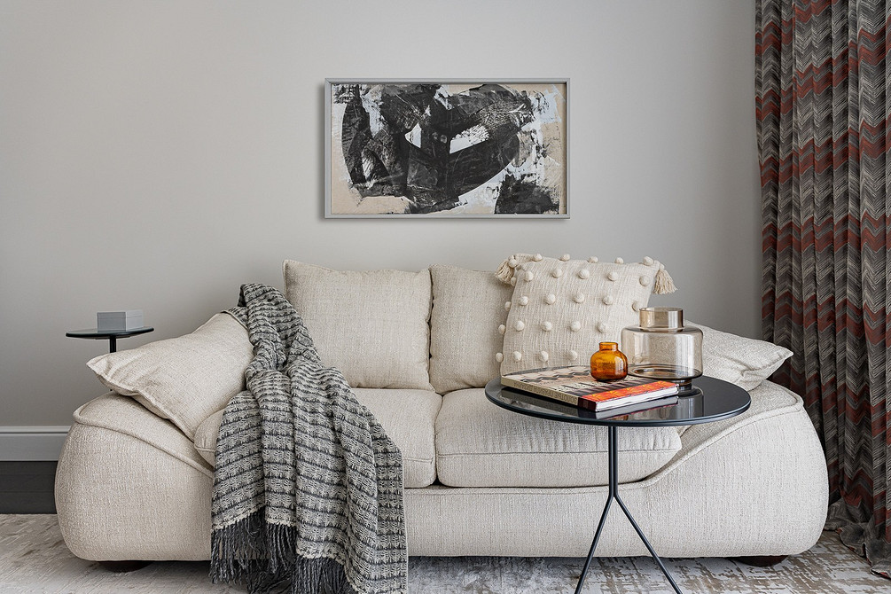 Kompaktowa sofa Mały salon z kompaktowym białym диваном i dekoracyjnymi poduszkami.