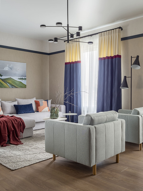 Geometryczny design Salon z białą sofą i dywanem z geometrycznym wzorem: nowoczesny design 2026