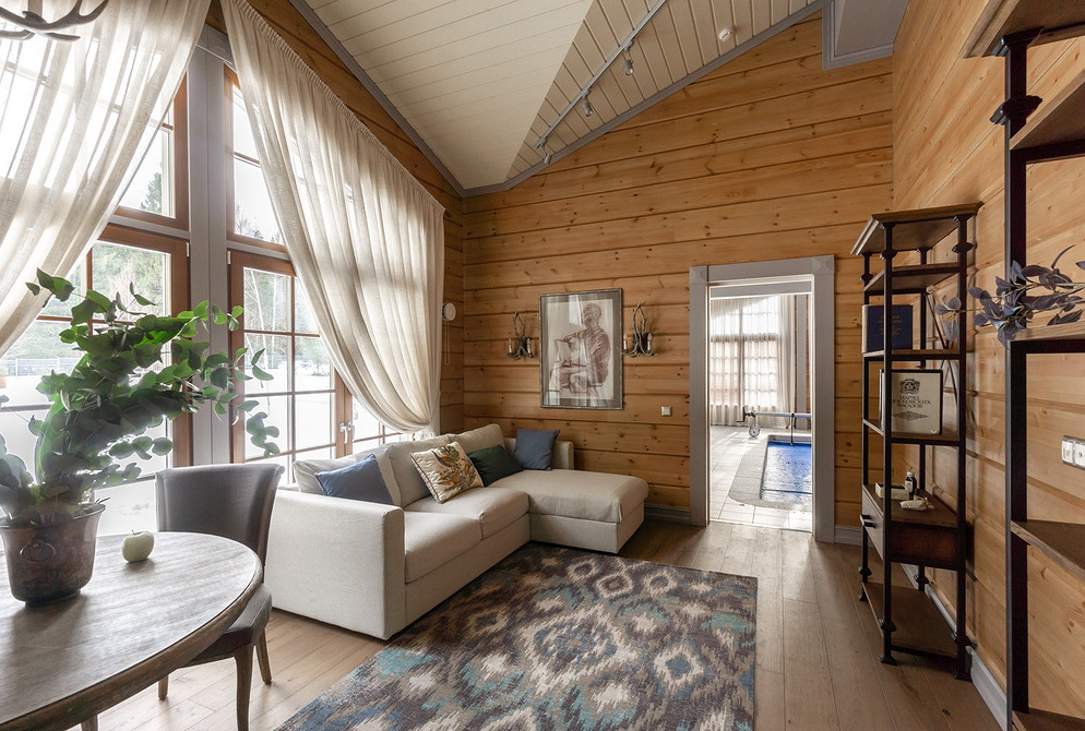 Biała sofa: styl boho Wnętrze z białą sofą, obrazami na ścianach i kolorowymi akcentami w stylu boho