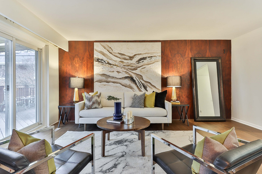 Biała sofa: nowoczesny design Nowoczesny salon z białą sofą, szarą ścianą i dekoracyjnym oświetleniem