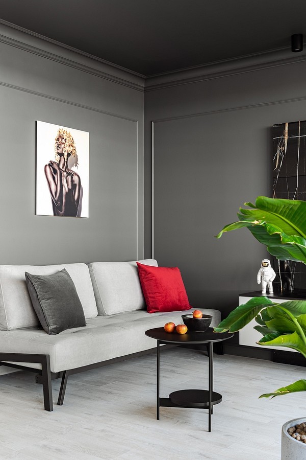 Biała sofa, drewno Biała sofa narożna w nowoczesnym wnętrzu z drewnianymi akcentami i dywanem.