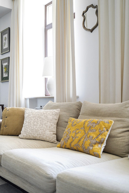 Biała sofa i rośliny Duża biała sofa w salonie: rośliny i dekoracje dla przytulnej atmosfery