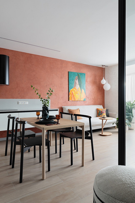 Skandynawska biała sofa Styl skandynawski: biała sofa, drewniane meble i minimalizm w dekoracjach