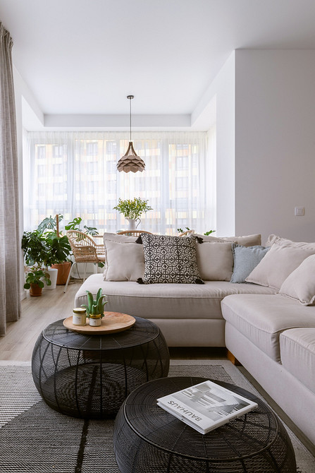 Sofa dla dzieci Biała sofa w pokoju dziecięcym z jasnymi zabawkami i dekoracjami dla dzieci.