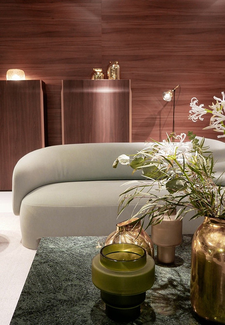 Biała sofa: kolorowe akcenty Biała sofa w salonie z kolorowymi akcentami i dekoracyjnymi poduszkami