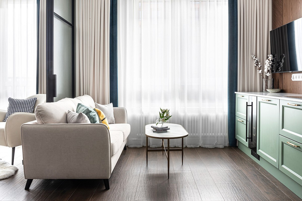 Biała sofa: natura w domu Salon z białą sofą, zielonymi roślinami i drewnianymi meblami w stylu eko