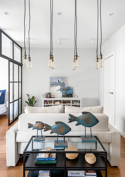 Klasyczna elegancja Elegancka biała sofa z wysokim oparciem w klasycznym wnętrzu z luksusowymi elementami.