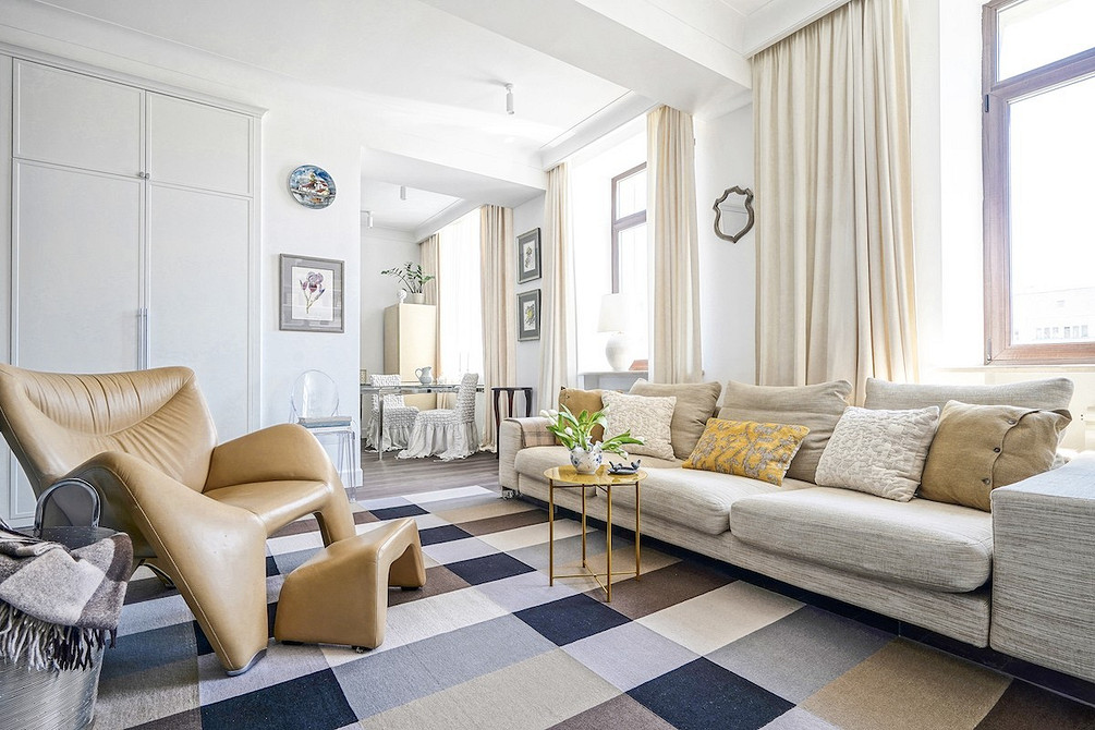 Kolor i biała sofa Nowoczesny design z białą sofą, kolorowymi poduszkami i akcentującą ścianą