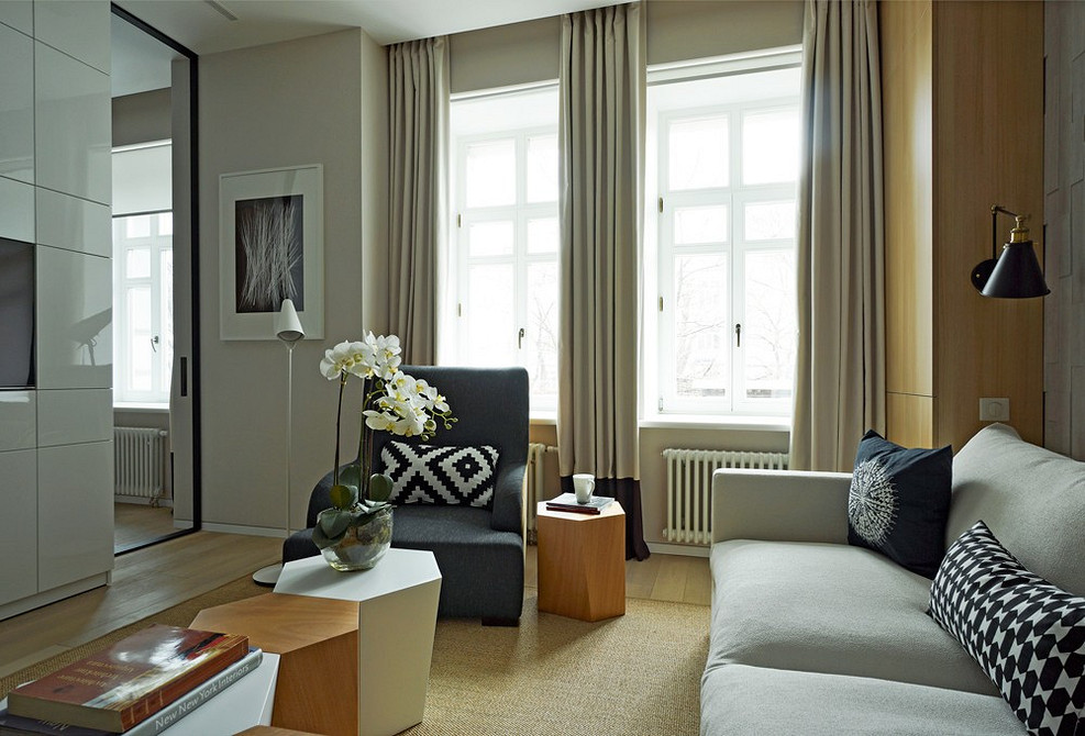 Biała sofa: Inspiracja salonu Biała sofa w stylu skandynawskim z poduszkami i dywanem w jasnym salonie