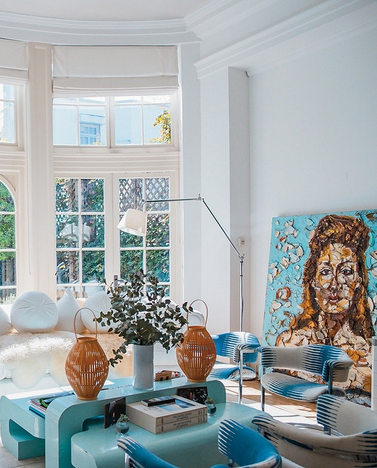 Welurowy szyk Biała sofa welurowa w eleganckim wnętrzu ze złotymi detalami: aranżacje 2026