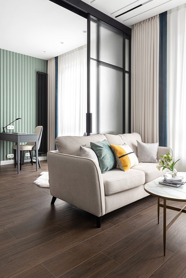 Biała sofa: elegancja skóry Biała skórzana sofa w salonie z kominkiem i drewnianymi elementami dekoracyjnymi