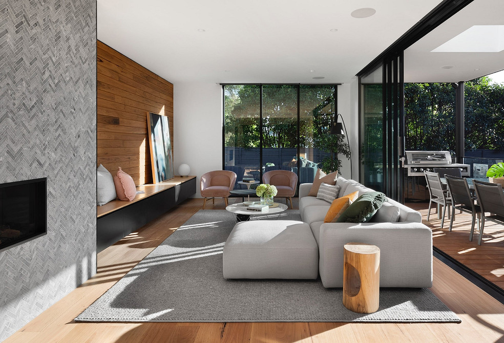 Praktyczna rozkładana sofa Funkcjonalna biała okrągła sofa rozkładana, praktyczne rozwiązanie do każdego salonu.