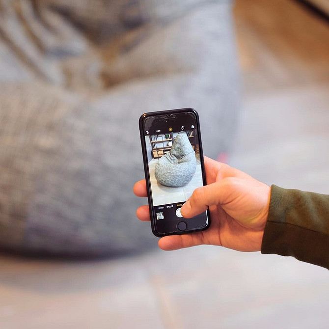 Relaks w fotelu Duży fotel typu worek: idealne miejsce do odpoczynku w meblach bez stelaża.