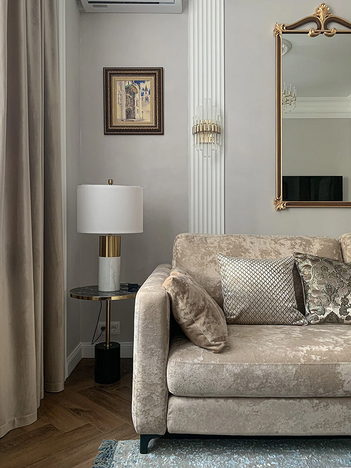 Beż i cegła: Industrialny szyk Beżowa sofa w salonie z ceglaną ścianą, industrialny styl, nowoczesne dodatki.