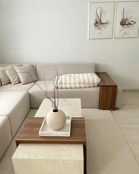 Aksamitna sofa: Luksus w salonie Beżowa sofa z aksamitnym obiciem, elegancki salon, złote dodatki, luksusowy wygląd.