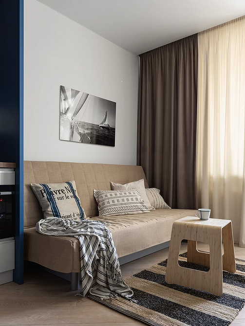 Chesterfield: Klasyczna elegancja Jasnobeżowa sofa Chesterfield w eleganckim salonie, klasyczny styl, ozdobne poduszki.