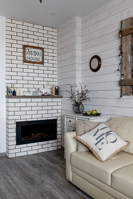 Chesterfield: Klasyka 2026 Elegancka beżowa sofa Chesterfield w nowoczesnym salonie 2026 z lampą