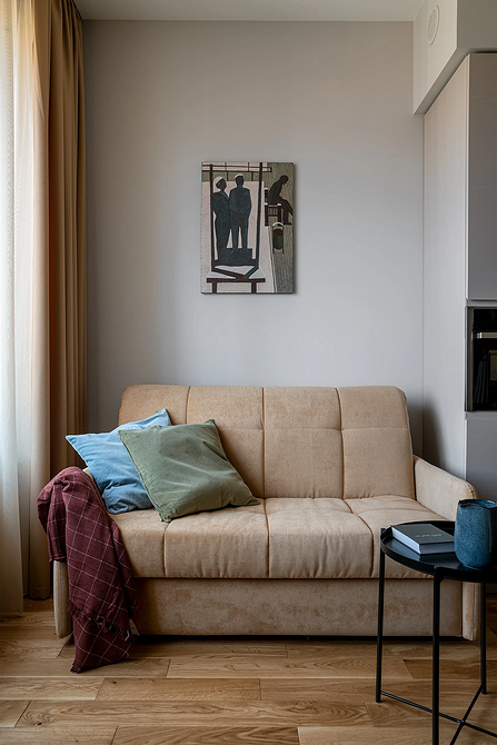 Sofa: strefa relaksu Beżowa sofa w salonie ze stolikiem kawowym i lampą. Idealne połączenie.