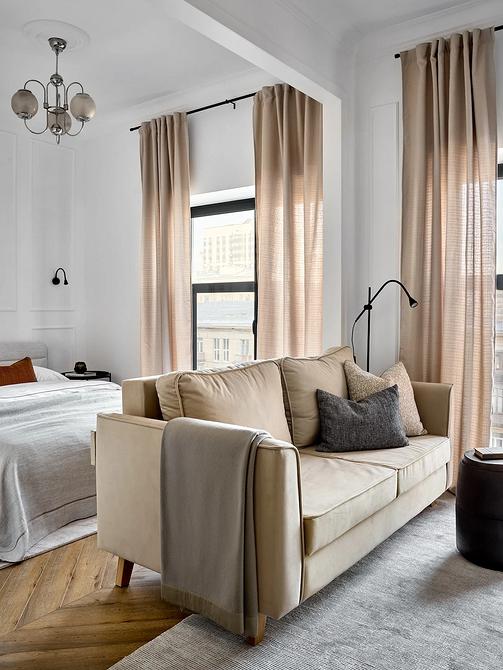 Sofa modułowa: Nowoczesność Beżowa sofa modułowa w nowoczesnym salonie, duże okno, minimalistyczny design.