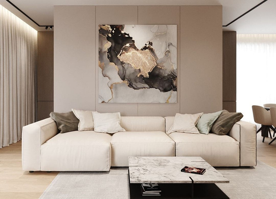 Beżowa sofa: Przytulny salon Beżowa sofa w salonie z drewnianym stolikiem kawowym i roślinami, przytulne wnętrze.