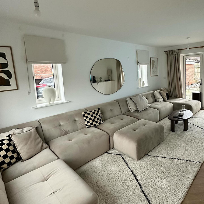 Mały salon, beżowa sofa Beżowa sofa w małym salonie. Aranżacja oszczędzająca przestrzeń. Inspiracje 2026.