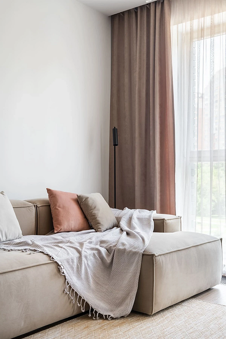 Skórzana sofa: Elegancki gabinet Beżowa sofa obita skórą, elegancki gabinet, klasyczny styl, biurko i regały z książkami.