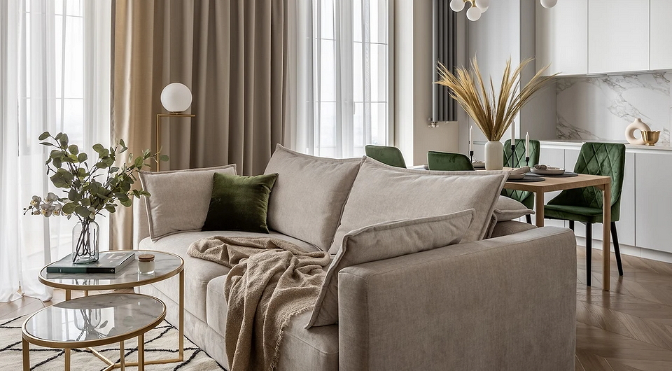 Beżowy salon z sofą Elegancki beżowy salon z sofą, dywanem i dekoracjami. Przytulne wnętrze.