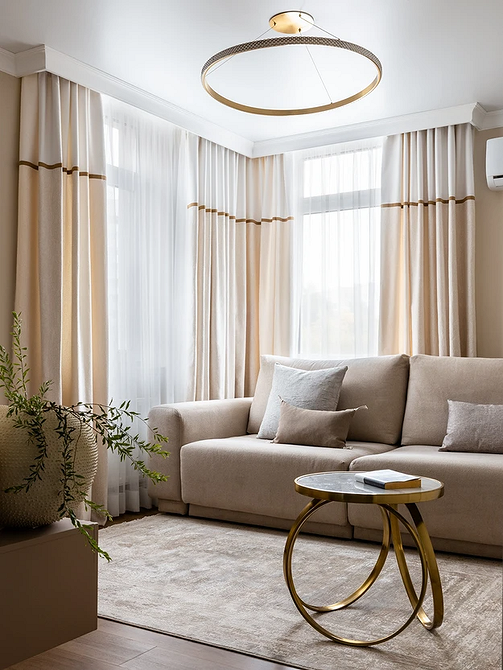 Beżowa sofa: Małe mieszkanie Beżowa sofa w małym mieszkaniu, oszczędność miejsca, funkcjonalny design, jasne kolory.