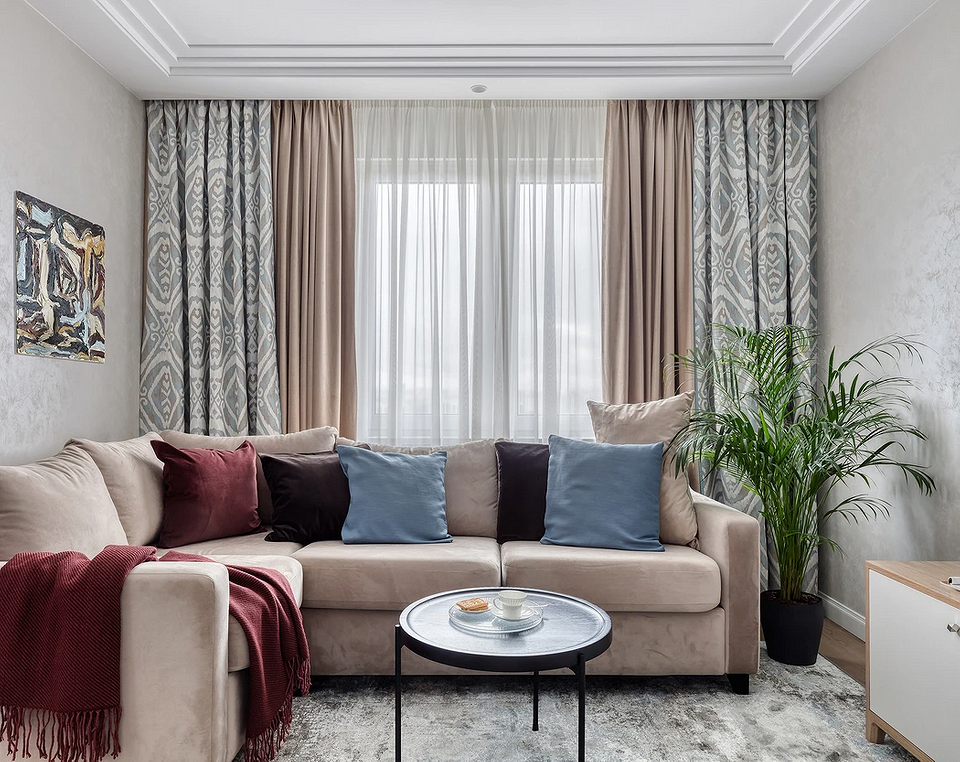 Czysta beżowa kanapa 2026 Elegancka beżowa kanapa w salonie: porady dotyczące czyszczenia i pielęgnacji w 2026 roku