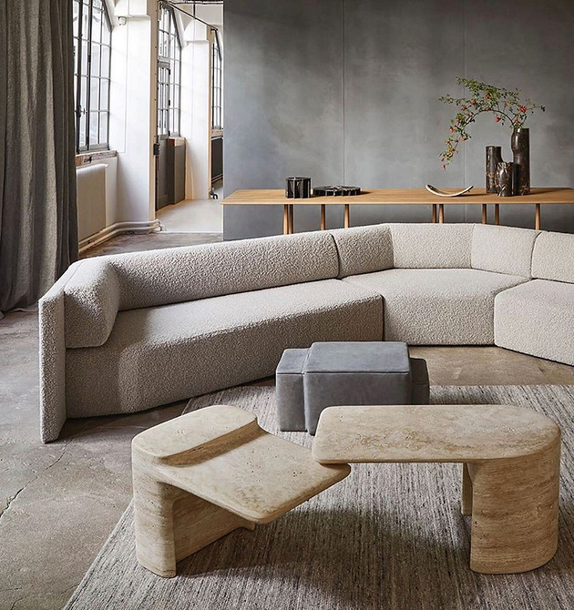 Sofa: komfort i ciepło Beżowa sofa z pledem i dekoracjami. Przytulny kącik do czytania i relaksu.