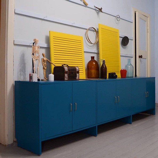 Klasyka w nowym stylu Renowacja: stylowa adaptacja meblościanki PRL do współczesnego wnętrza.